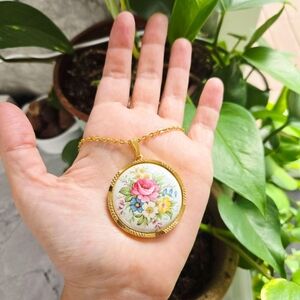 Vintage Gold Floral Cameo Necklace